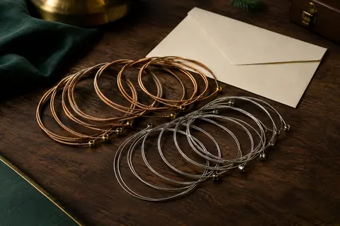 Jeu de cordes bronze et acier pour guitare acoustique à douze cordes, disposé sur du bois sombre.